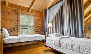 2 bedrooms, desk, Internet, bed sheets