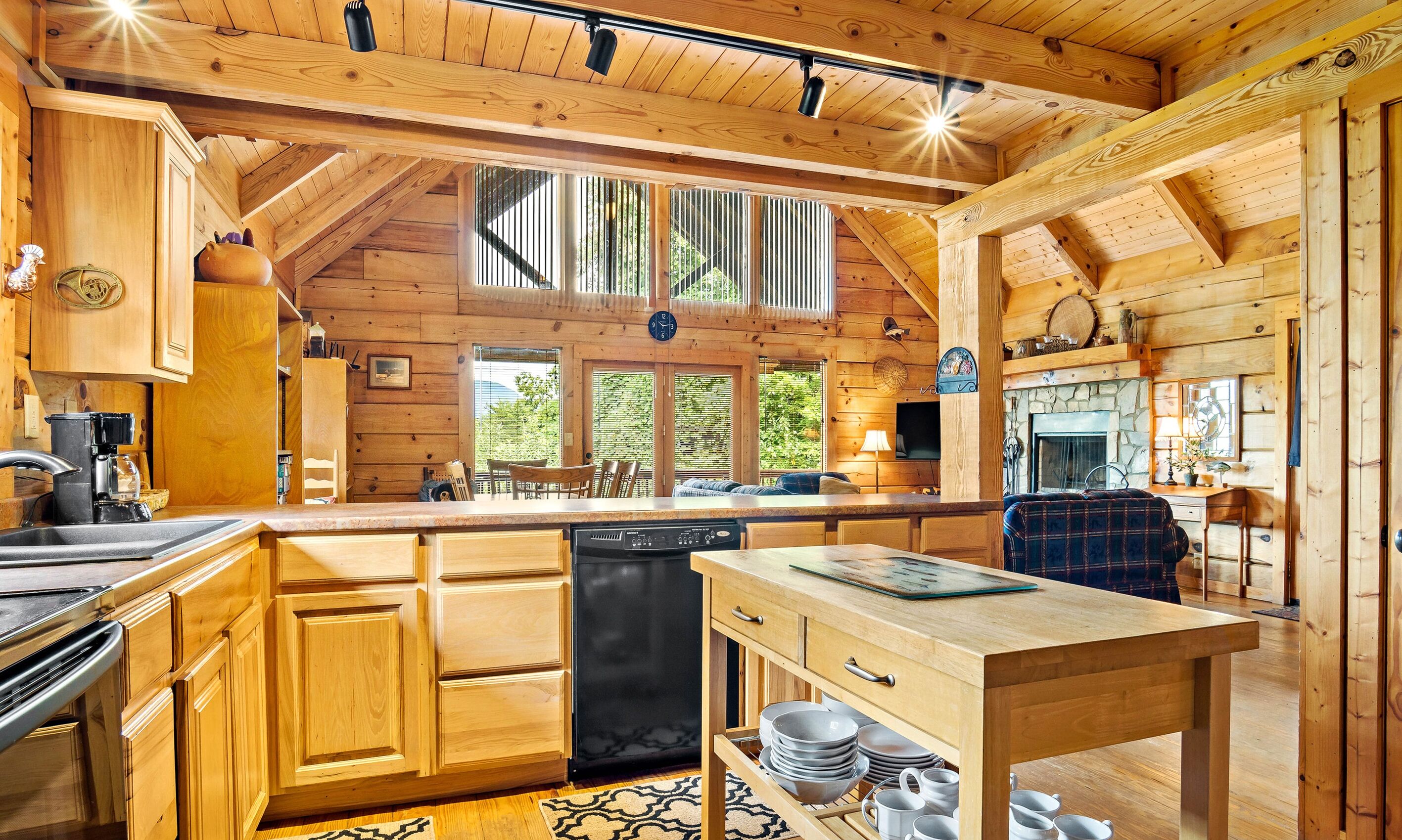 Juve' Cabin by Carolina Properties - Fire Pit, Great Views, Mirror Lake Access!