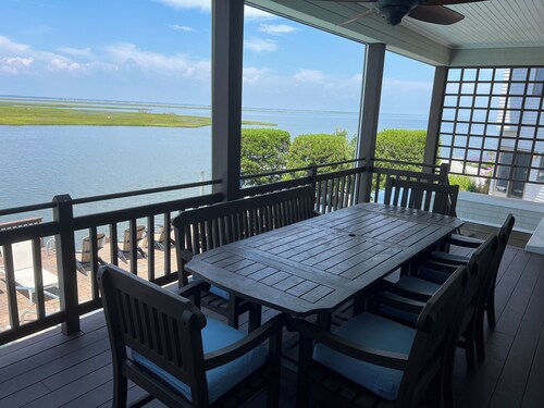 Luxury 6 bedroom bayfront home: pool, sleeps 14
 Aug. 15 - Labor Day: Discounted