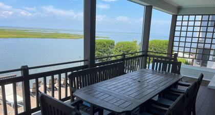 Luxury 6 bedroom bayfront home: pool, sleeps 14
Aug. 15 - Labor Day: Discounted