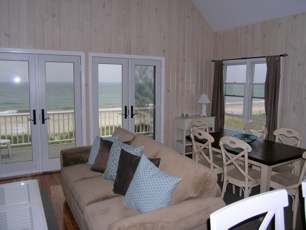 TV connectée, cheminée, livres