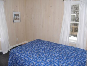 2 bedrooms, iron/ironing board, free WiFi