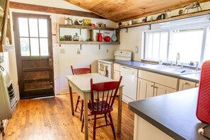 Microwave, oven, stovetop, dishwasher - Quiet, Cozy, Rustic - 105 Stunning Acres! 20 min to Boone, NC (Trade)