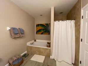 Bañera con ducha, secador de pelo, toallas, jabón