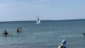 Beach nearby, sun-loungers, beach towels
