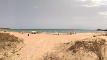 Una spiaggia nelle vicinanze