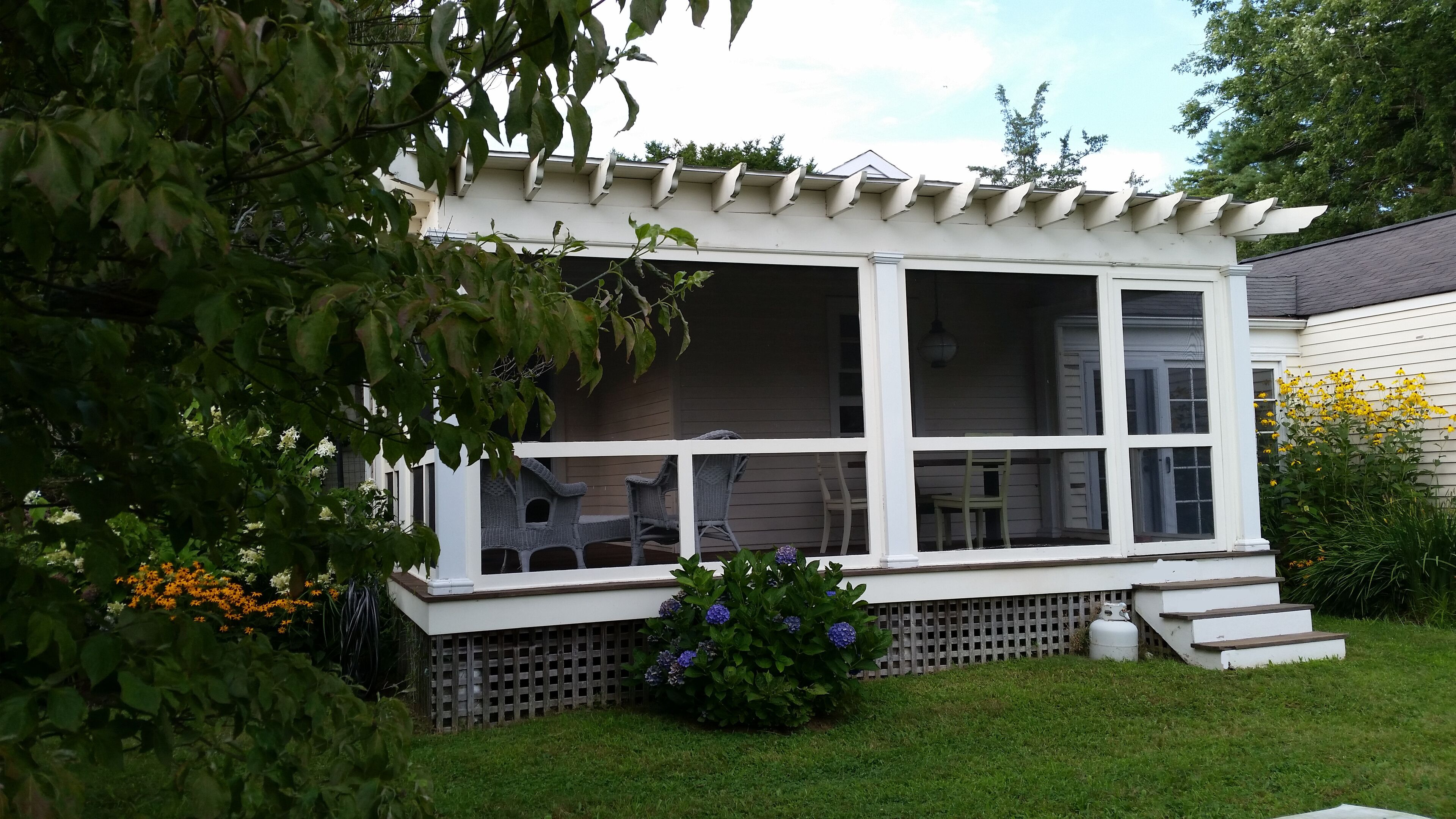 Charming Cottage Getaway, 5 minutes east of Bellport Village