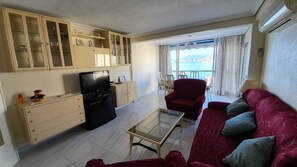 TV, DVD player, books - Beautiful 3-bedroom apartment 40 meters from Levante beach (Benidorm)