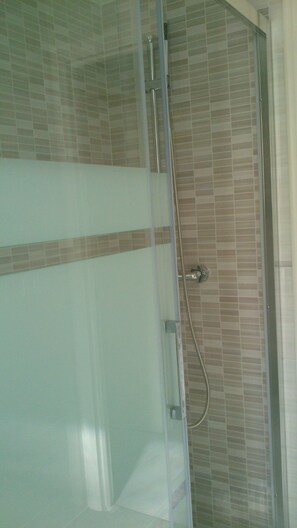 Bathtub, hair dryer, towels
