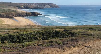 Talo nukkuu 9. Merinäkymät. WiFi. 300 yds hiekkaranta suuri puutarha.