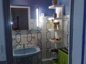 Badewanne, Haartrockner, Handtücher, Seife