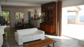 Smart-tv, een open haard, een dvd-speler en een tafeltennistafel