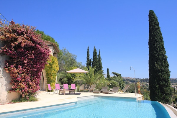 La piscine devant la maison.
Saint Paul de Vence en arrière plan .