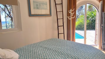 4 chambres, bureau, fer et planche à repasser, lit parapluie
