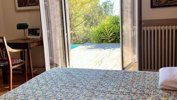 4 slaapkamers, een bureau, een strijkplank/strijkijzer, reisbedje