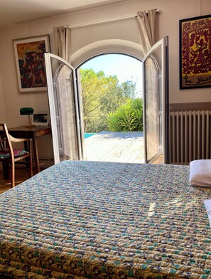 4 soverom, skrivebord, strykejern/-brett og reiseseng for barn