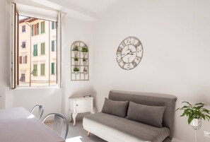 Smart TV, Netflix, streaming services - APARTMENT WITH 2-BEDROOM IN THE HISTORIC CENTER + PRIVATE PARKING (Firenze)