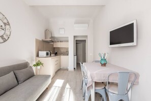 Smart TV, Netflix, streaming services - APARTMENT WITH 2-BEDROOM IN THE HISTORIC CENTER + PRIVATE PARKING (Firenze)