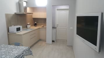 Cafeteira/chaleira, geladeira, micro-ondas, cooktop
