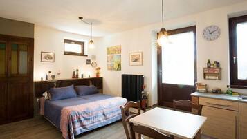 Fer et planche à repasser, lit de bébé portatif, Wi-Fi, literie fournie