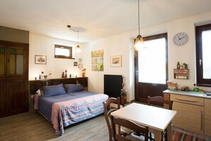 Iron/ironing board, travel crib, WiFi, bed sheets