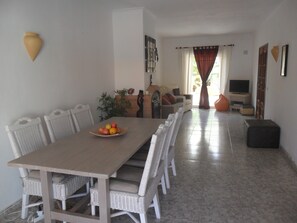 Dining - Villa with private pool, close to beach, restaurants, bars and shops. Free WiFi
 (Luz)