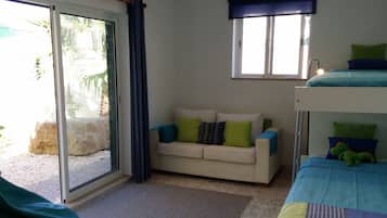 4 bedrooms, iron/ironing board, WiFi, bed sheets