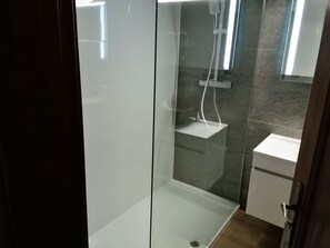 Combined shower/bathtub, hair dryer, bidet, towels - Villa with private pool, close to beach, restaurants, bars and shops. Free WiFi
 (Luz)