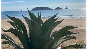 Ubicación cercana a la playa y toallas de playa