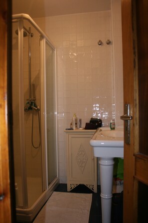 Dusche, Haartrockner, Handtücher