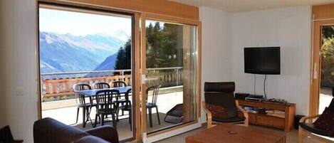 Smart TV, lettore DVD, libri, videoteca