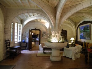 Lobby - Charming country chateau for 14 people in a self-contained apartment. (Laurède)