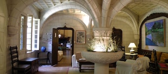 Charming country chateau for 14 people in a self-contained apartment.