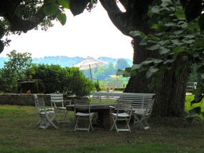 Outdoor dining - Charming castle in the countryside, sleeps 6 to 14, self-contained apartment, (Laurède)
