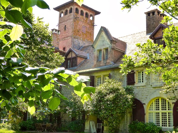 Exterior - Charming country chateau for 14 people in a self-contained apartment. (Laurède)