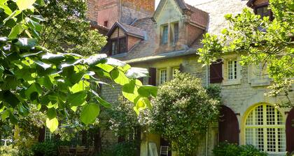 Charming castle in the countryside, sleeps 6 to 14, self-contained apartment,