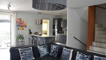 Televisie, een dvd-speler, een tafeltennistafel en boeken