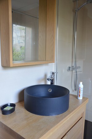 Bathtub, hair dryer, towels, soap - Villa in the heart of Eguilles, exceptional view, swimming pool, 10 min from Aix en Provence (Éguilles)