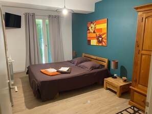 4 bedrooms, iron/ironing board, travel cot, free WiFi