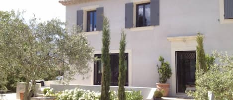 المنشأة من الخارج