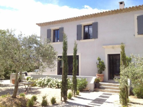 Zeitgenössisches Haus mit Schwimmbad nicht übersehen im Luberon