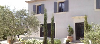 Contemporary house with swimming pool not overlooked in Luberon