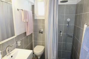 Douche, sèche-cheveux, serviettes fournies, papier toilette