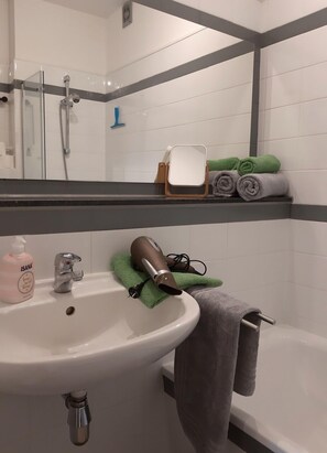 Badewanne, Haartrockner, Handtücher, Seife