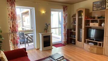 Fernseher, DVD-Player, Bücher, Stereoanlage