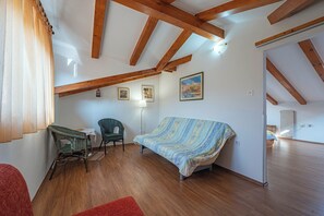 Een televisie en een open haard