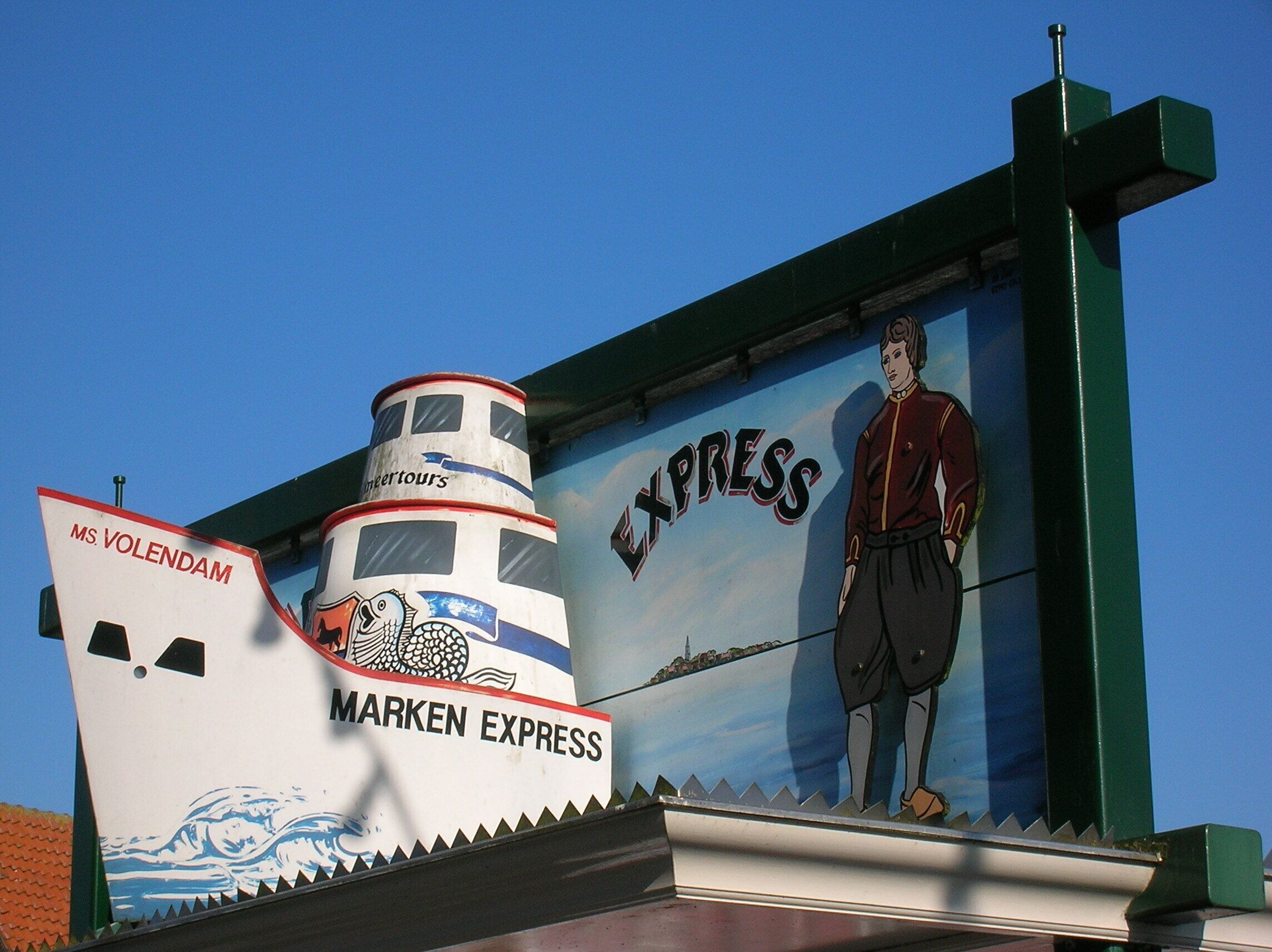 Een muurschildering van een schip genaamd 'MARKEN EXPRESS' met een persoon die op de boeg staat.