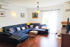 Televisión, chimenea, reproductor de DVD, mesa de ping pong