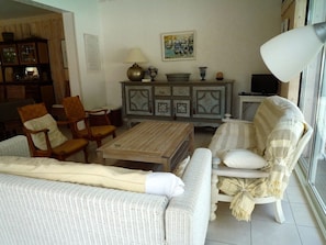 TV, fireplace - Close to the beach, central and comfortable house with a nice pool (Hourtin)