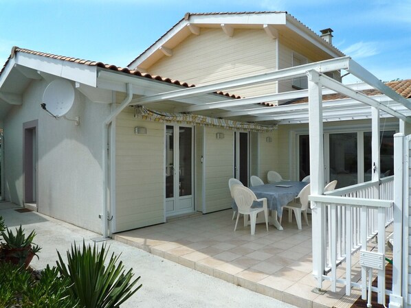 Outdoor dining - Close to the beach, central and comfortable house with a nice pool (Hourtin)